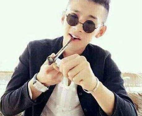直播界喊麦的很多, 为什么只封杀天佑, 其实是有原因的。