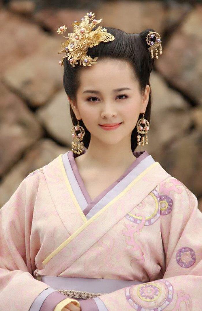 她被骗生子,做了单亲妈妈后复出娱乐圈得豪车,现在狂追马天宇