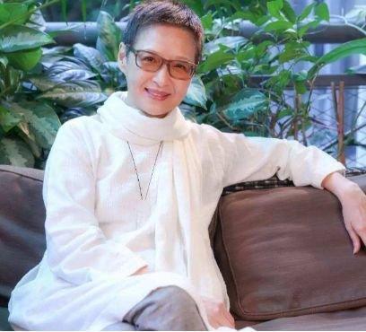她貌比林青霞,27岁闪婚闪离,42岁未婚生女,今66岁像少女