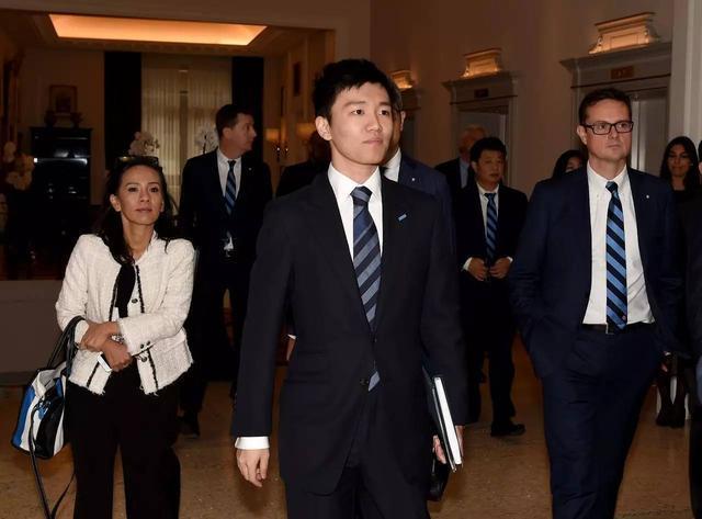 身家300亿的千金，23岁上福布斯，苏宁公子拒绝奶茶妹妹却爱她？