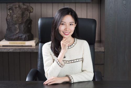 身家300亿的千金，23岁上福布斯，苏宁公子拒绝奶茶妹妹却爱她？