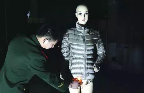可怕！老人收拾厨房，身上的羽绒服突然爆炸！冬天穿羽绒服一定要注意这个细节，有巨大隐患……