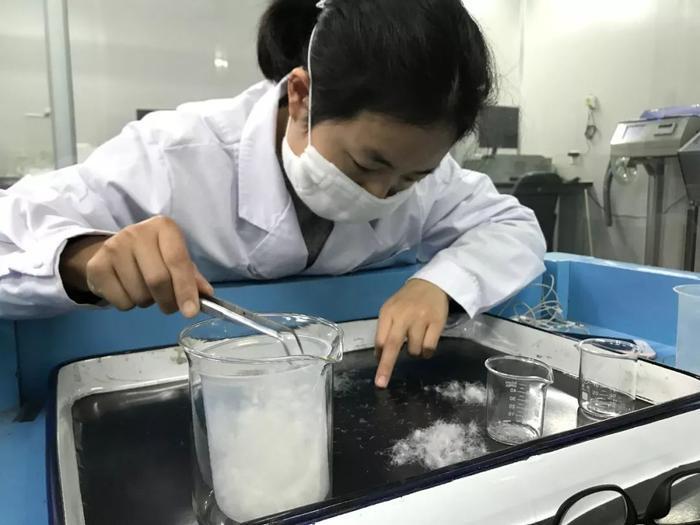 可怕！老人收拾厨房，身上的羽绒服突然爆炸！冬天穿羽绒服一定要注意这个细节，有巨大隐患……