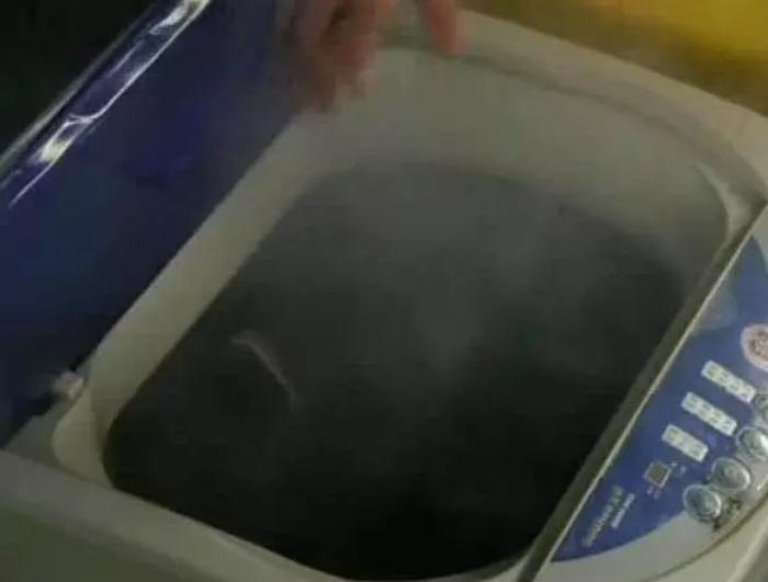 可怕！老人收拾厨房，身上的羽绒服突然爆炸！冬天穿羽绒服一定要注意这个细节，有巨大隐患……