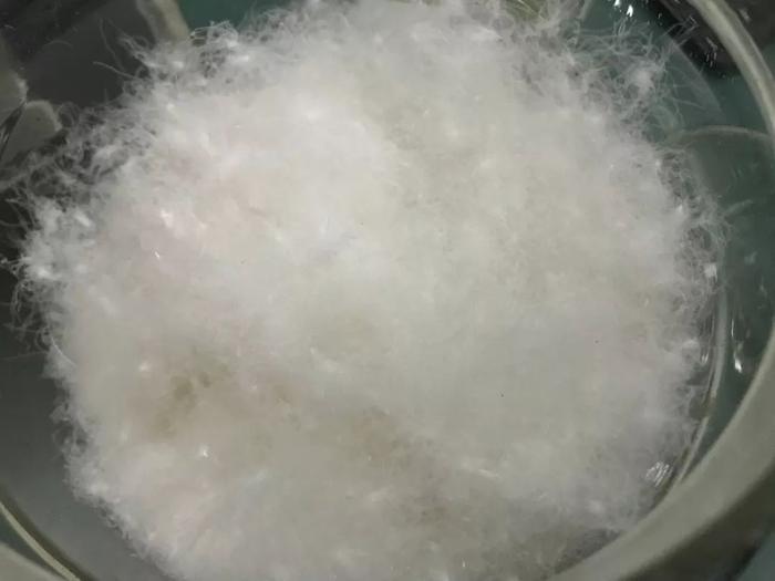 可怕！老人收拾厨房，身上的羽绒服突然爆炸！冬天穿羽绒服一定要注意这个细节，有巨大隐患……