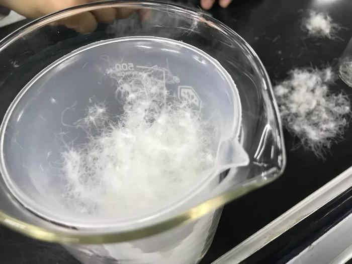 可怕！老人收拾厨房，身上的羽绒服突然爆炸！冬天穿羽绒服一定要注意这个细节，有巨大隐患……