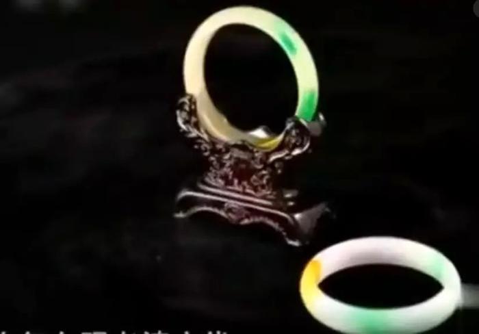 男子送老婆价值8万的翡翠手镯当结婚礼物，经鉴定后竟说：继续买