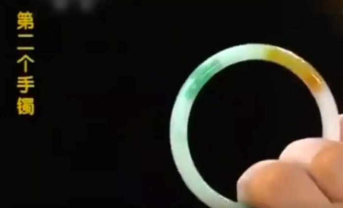男子送老婆价值8万的翡翠手镯当结婚礼物，经鉴定后竟说：继续买