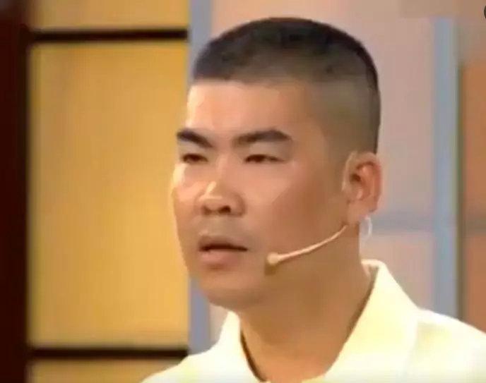 男子送老婆价值8万的翡翠手镯当结婚礼物，经鉴定后竟说：继续买
