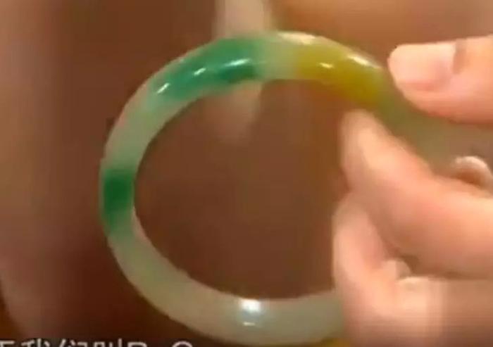 男子送老婆价值8万的翡翠手镯当结婚礼物，经鉴定后竟说：继续买