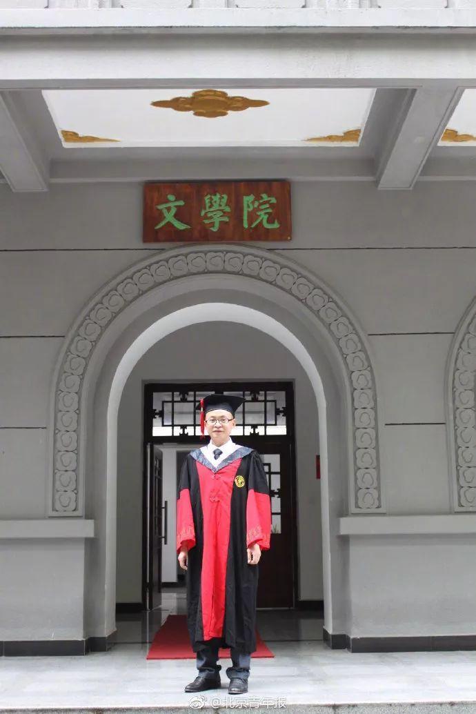 这位老师火了！他从保安逆袭成博士！告诉孩子：你若努力，全世界都会为你让路！