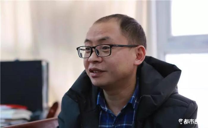 这位老师火了！他从保安逆袭成博士！告诉孩子：你若努力，全世界都会为你让路！