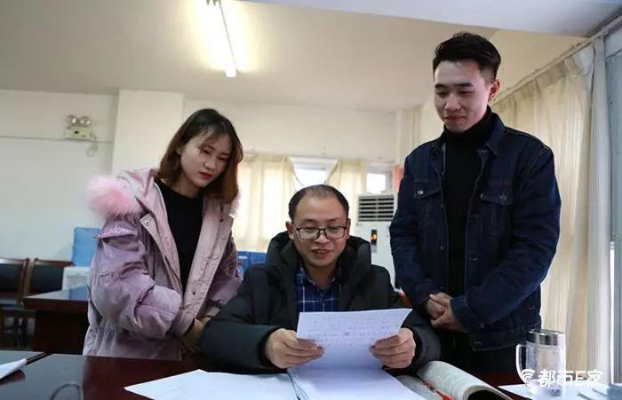 这位老师火了！他从保安逆袭成博士！告诉孩子：你若努力，全世界都会为你让路！