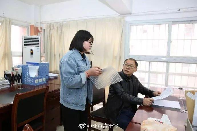 这位老师火了！他从保安逆袭成博士！告诉孩子：你若努力，全世界都会为你让路！