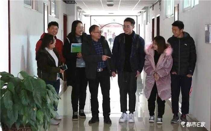 这位老师火了！他从保安逆袭成博士！告诉孩子：你若努力，全世界都会为你让路！