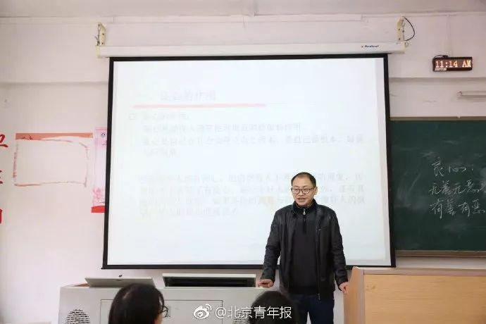 这位老师火了！他从保安逆袭成博士！告诉孩子：你若努力，全世界都会为你让路！
