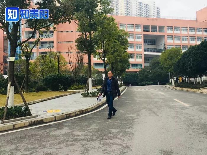 这位老师火了！他从保安逆袭成博士！告诉孩子：你若努力，全世界都会为你让路！