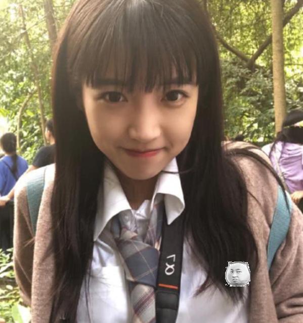 当年风靡贴吧的“剪刀手女孩”,如今已经成年,网友:她是我的