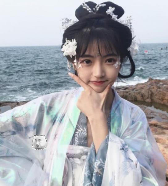 当年风靡贴吧的“剪刀手女孩”,如今已经成年,网友:她是我的