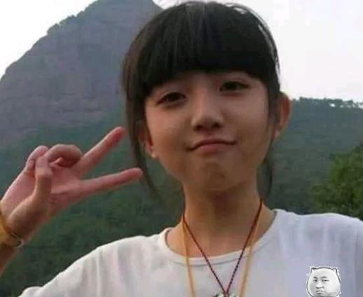 当年风靡贴吧的“剪刀手女孩”,如今已经成年,网友:她是我的