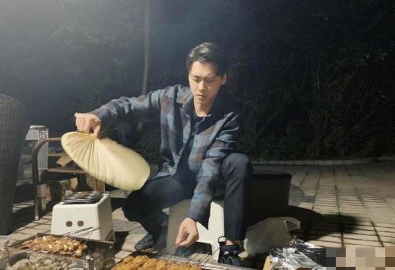 带你看看李易峰住的豪宅,平时经常跟家人聚餐,在家负责下厨做饭