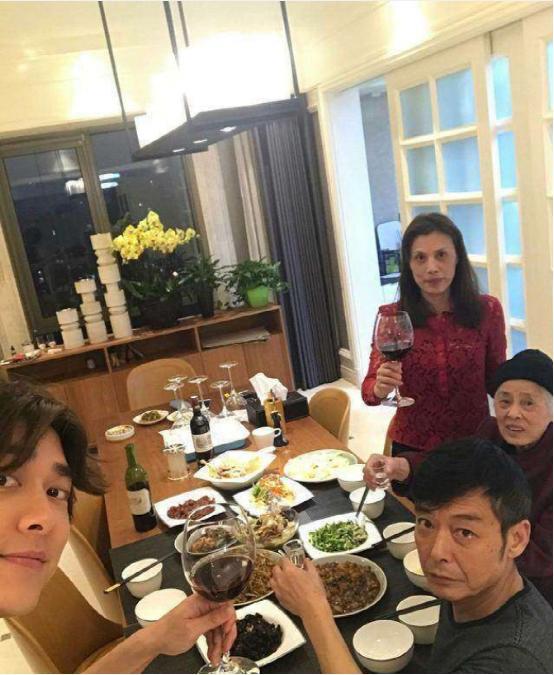 带你看看李易峰住的豪宅,平时经常跟家人聚餐,在家负责下厨做饭