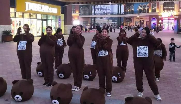 还记得“不接传单就打你”的网红熊吗?一夜损失900万,身份曝光