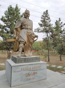 ​汤和军功很少，得封公爵十分勉强，其晚年十分谨慎
