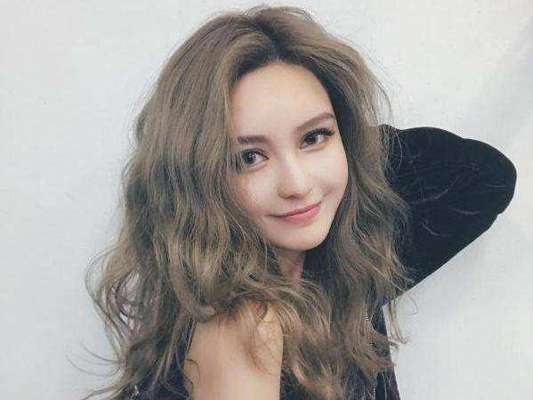 郑爽为爱整容，乐基儿隆胸，何洁柳岩变美，她整容变残被骂惨