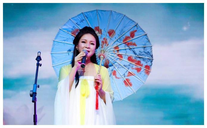 只因长得丑，蒙面参加好声音被导师委婉拒绝，如今的她已高不可攀