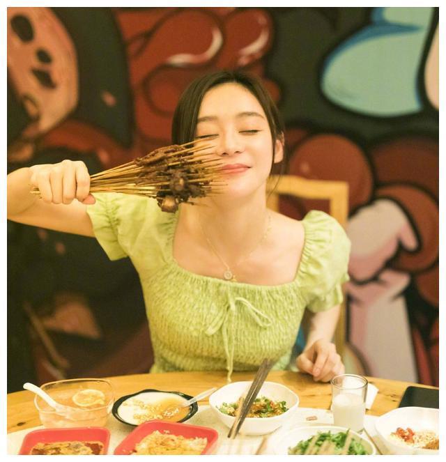 马甲线女神袁姗姗，晒瘦身食谱了，一周休两天，还能吃烧烤，真香