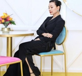​有种“不公平”叫陈冲，亲生女儿颜值惊人，被弃养的女儿生活如何
