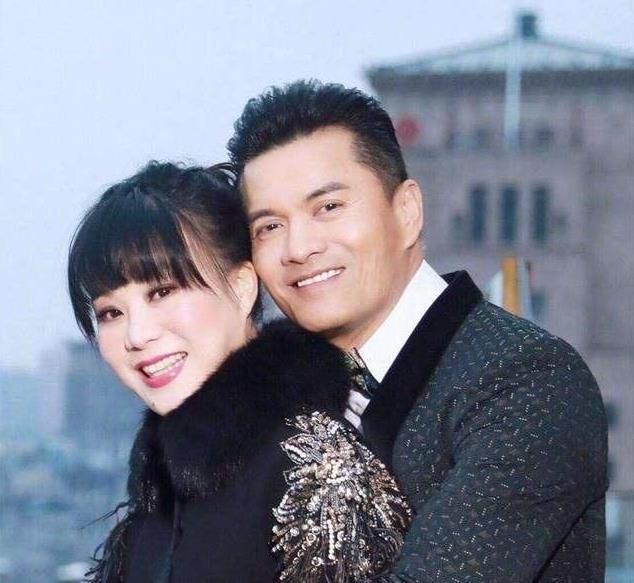 二婚娶港姐三婚娶富婆,63吕良伟晒老婆近照,一家三口幸福甜蜜
