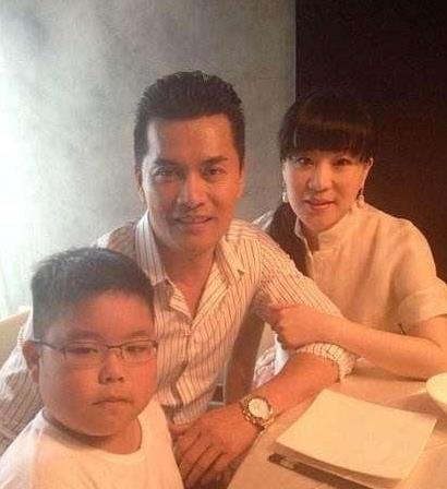二婚娶港姐三婚娶富婆,63吕良伟晒老婆近照,一家三口幸福甜蜜