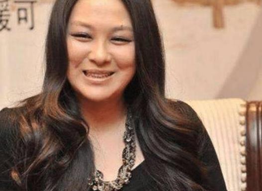有种毁容叫“沈傲君”,年轻时美的不可方物,如今43岁胖到不敢认