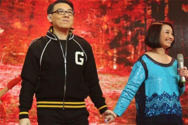 他曾是童星出道，娶张智霖前女友为妻，如今52岁成不老男神