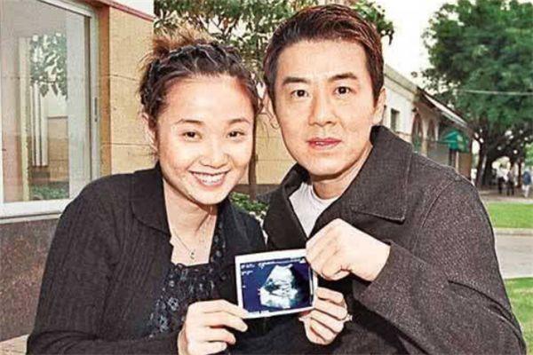 他曾是童星出道，娶张智霖前女友为妻，如今52岁成不老男神