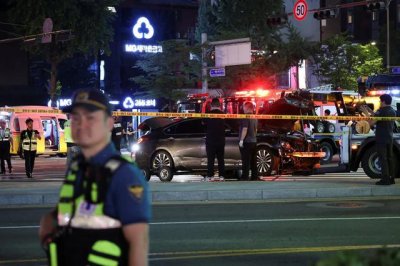 ​韩国首尔市中心一68岁司机驾车逆行撞向行人，致9死4伤