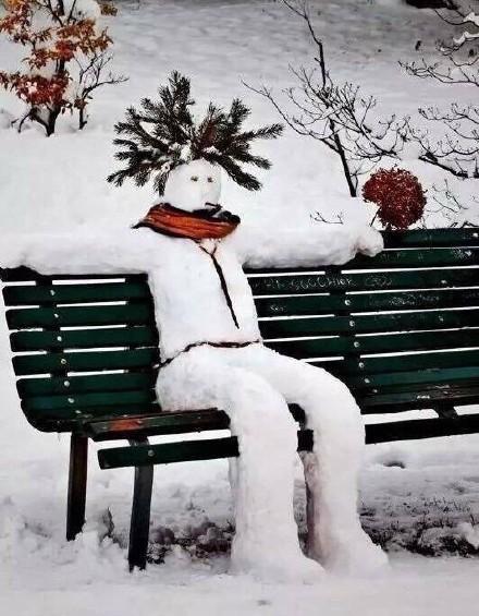 搞笑段子：雪人堆得不正经！雪都被玩坏了，简直搞笑死了！