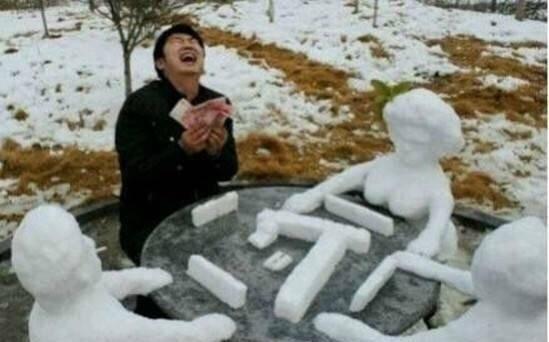 搞笑段子：雪人堆得不正经！雪都被玩坏了，简直搞笑死了！