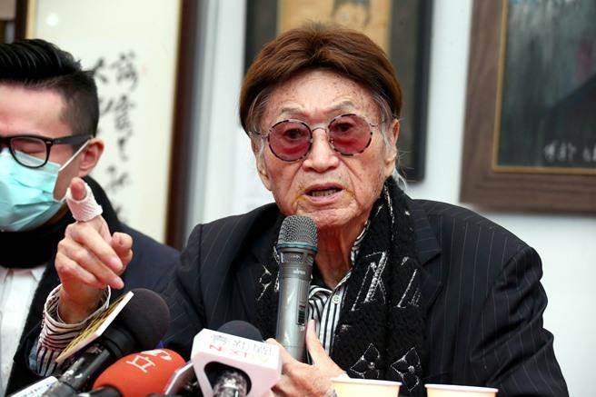 父亲挥手从容告别!儿子忍泪爆青筋,妻子哽咽证实傅达仁已安乐死