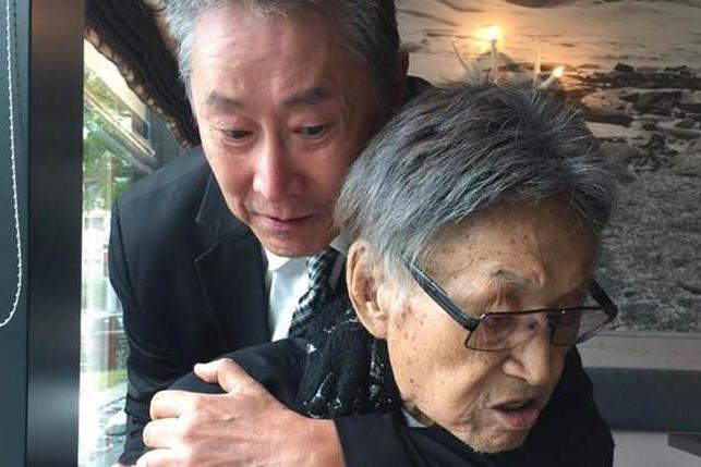 父亲挥手从容告别!儿子忍泪爆青筋,妻子哽咽证实傅达仁已安乐死