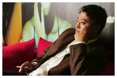 ​父亲是亚洲第一飞人，曾跑龙套获多位天王提携，出道二十年还未火