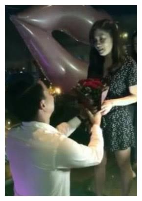 父亲是亚洲第一飞人,曾跑龙套获多位天王提携,出道二十年还未火