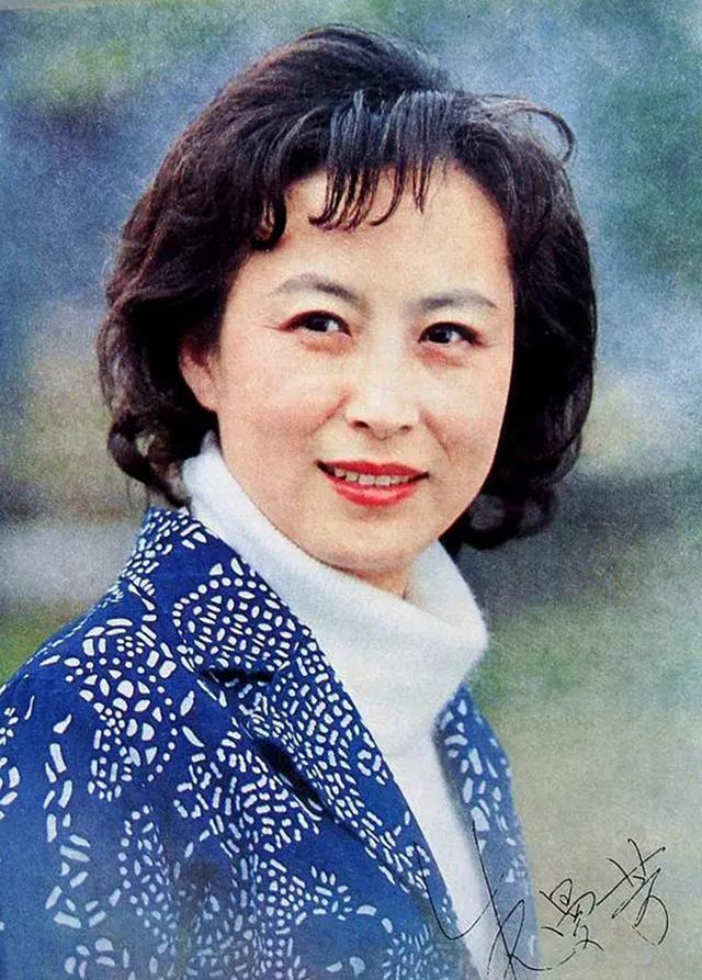 她是达式常首位银幕恋人，成名于《年轻的一代》，女儿是邬君梅