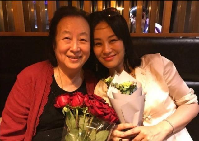 她是达式常首位银幕恋人，成名于《年轻的一代》，女儿是邬君梅