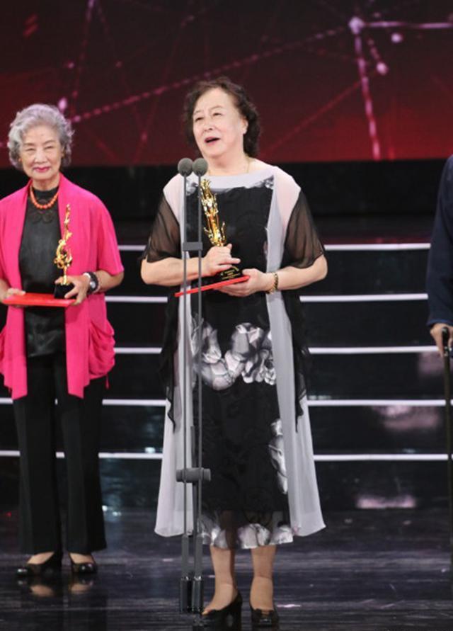 她是达式常首位银幕恋人，成名于《年轻的一代》，女儿是邬君梅