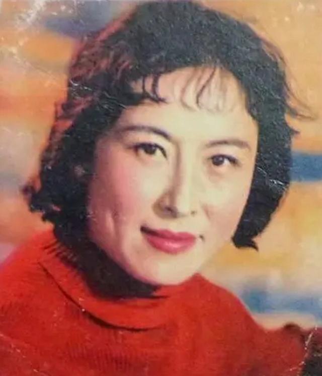 她是达式常首位银幕恋人，成名于《年轻的一代》，女儿是邬君梅