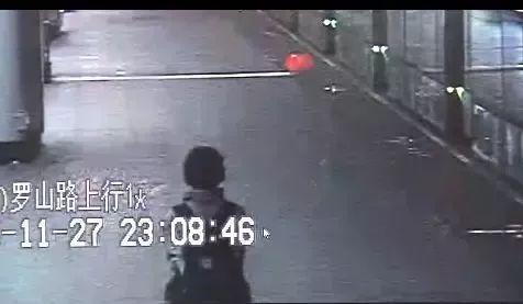上海男孩深夜地铁上睡过头25个站? 真相却是