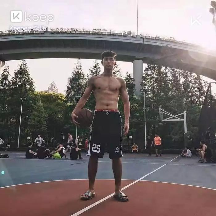 8块腹肌的李现,原来竟是160斤的胖小伙?他的健身教程红了!